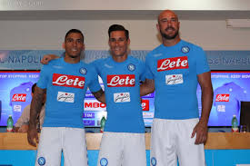 Napoli iført en ny trøjer